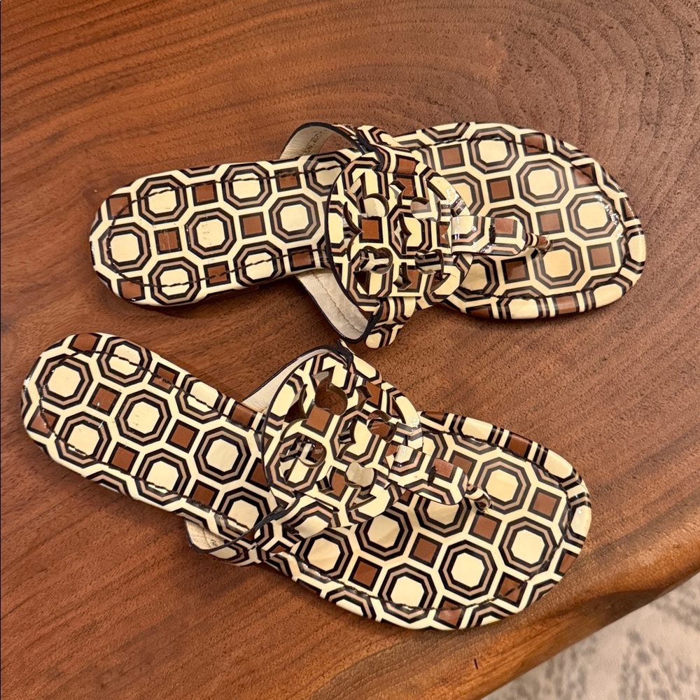 Tory burch Miller Patent Printed Sandal. Size 6 - Picture 9 of 9